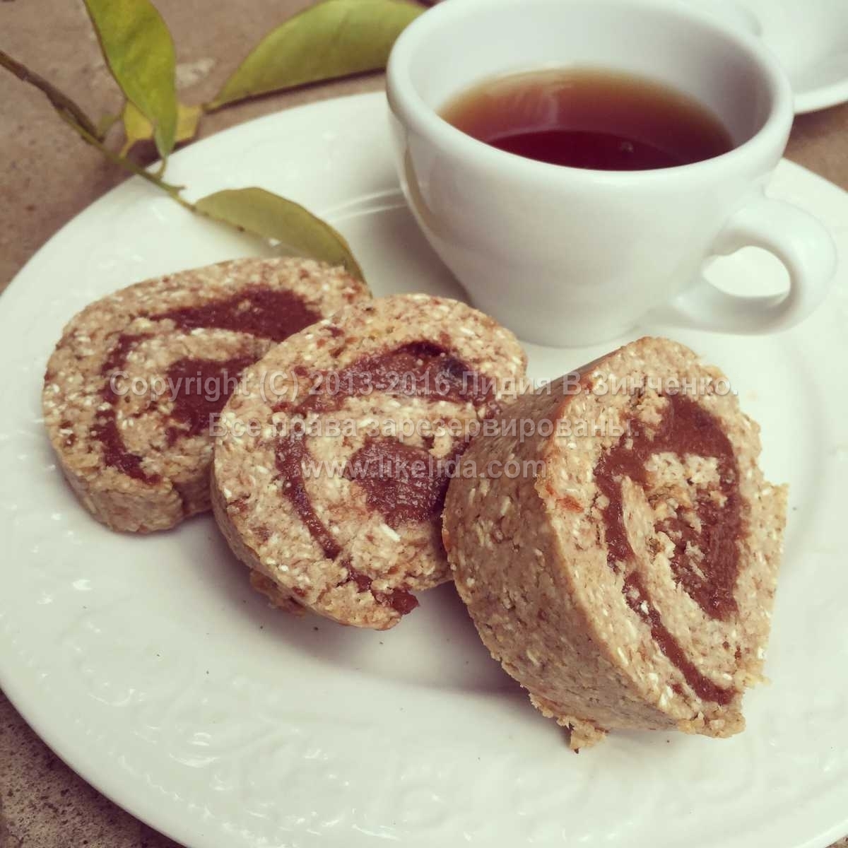 Рулет с шоколадным кремом и корицей без жарки (без муки, сахара, веганский)