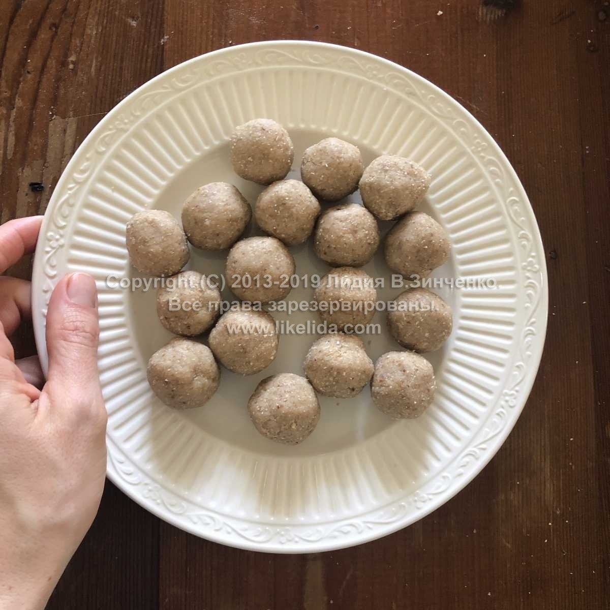 Cinnamon truffles with white chocolate (gluten-free, vegan, raw)