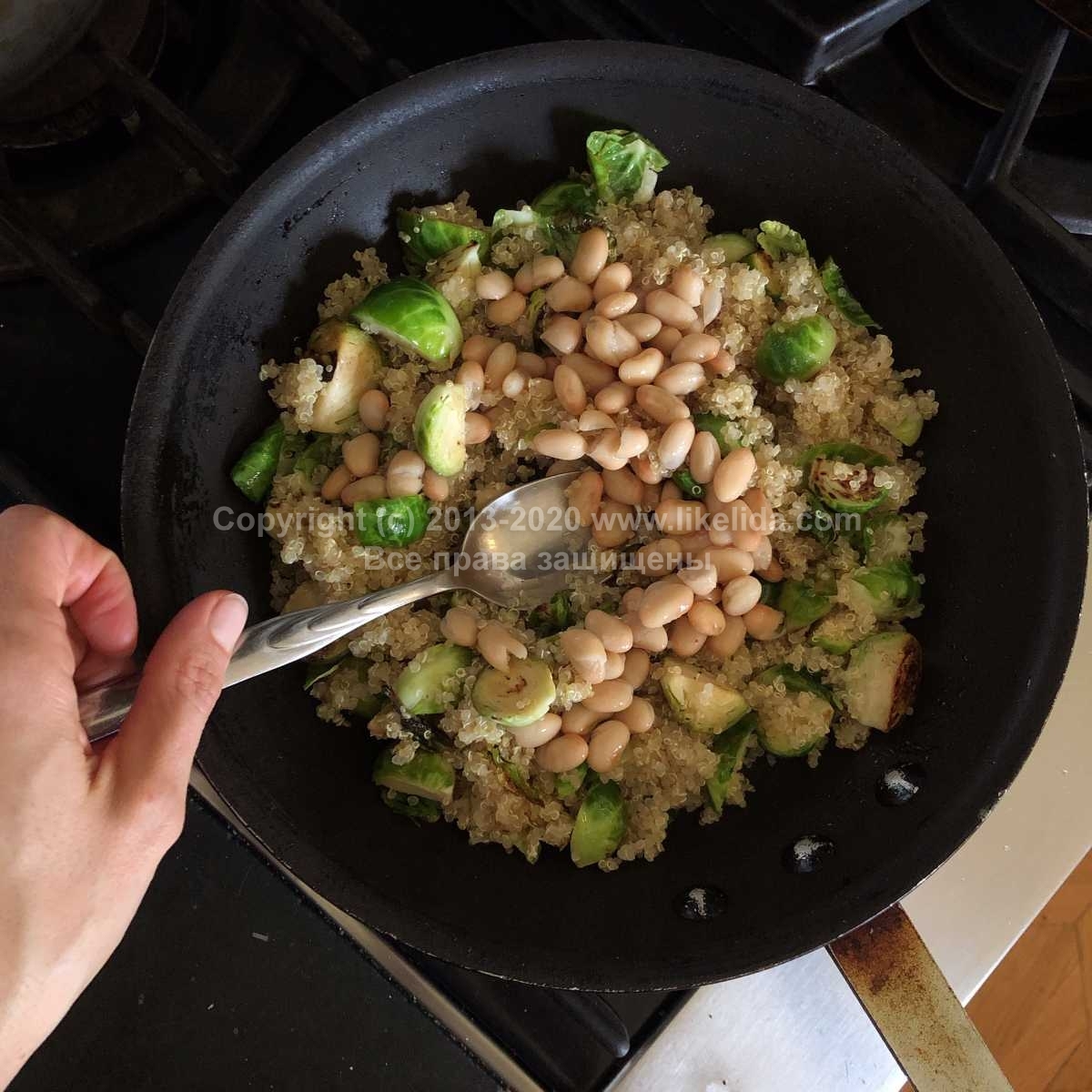 Кинуа с брюссельской капустой и белой фасолью (веганская)