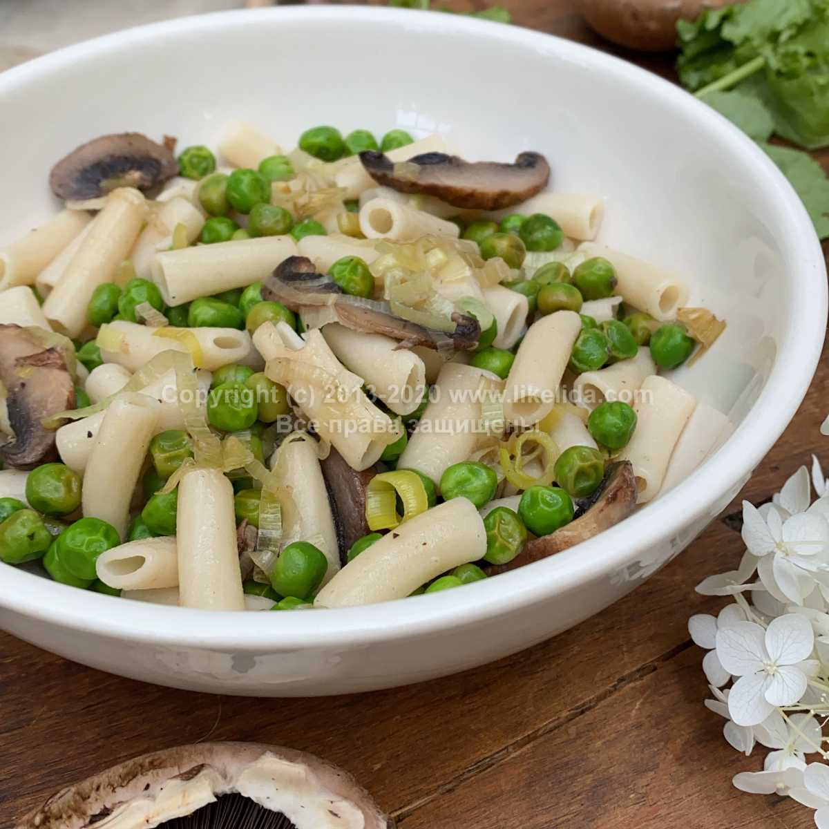 Паста с горошком, луком-пореем и грибами (веганская, без глютена)