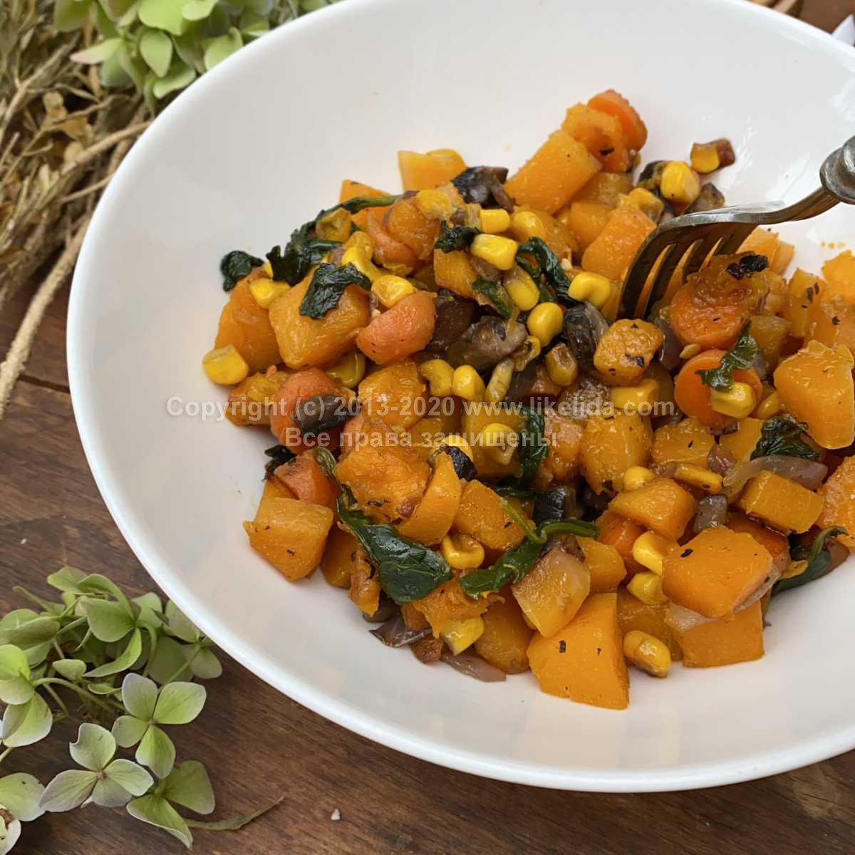 Тыква с грибами, кукурузой и шпинатом (веганская)